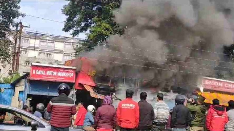 ‘दिलाराम चौक के पास दुकानों में लगी आग घटना स्थल के आस पास बने हुए हैं : कई रेस्टोरेंट्’