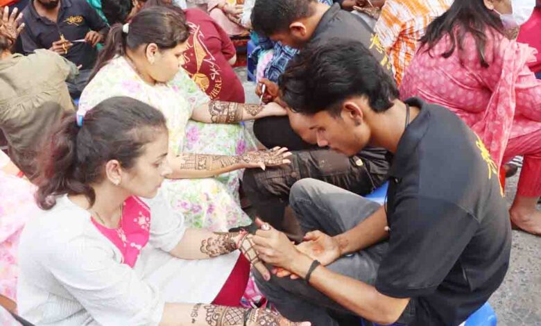 करवाचौथ की खरीदारी ने देहरादून के बाजारों में बढ़ाई रौनक, सुहागिनों ने सुबह-सुबह लगवाई मेहंदी