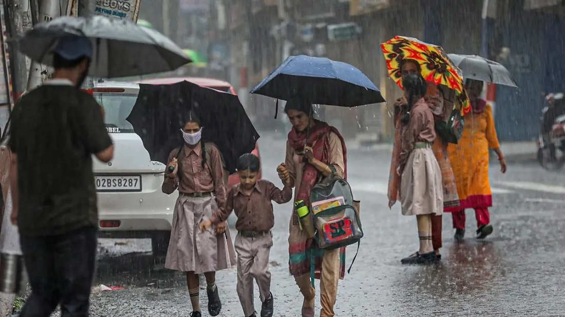 मौसम विभाग ने  आईएमडी ने 17 सितंबर तक उत्तराखंड और उत्तर प्रदेश में भारी बारिश की भविष्यवाणी की.