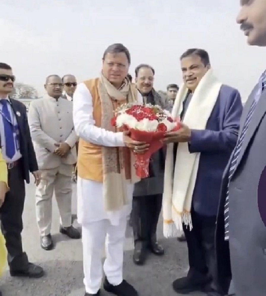 केंद्रीय मंत्री गडकरी पहुंचे उत्तराखंड, सीएम धामी ने किया स्वागत