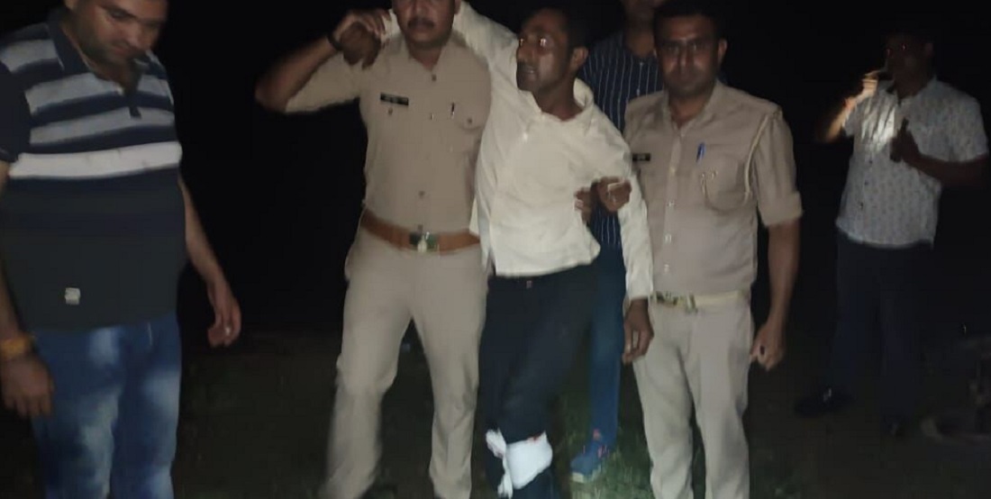 मुज़फ्फरनगर: थाना छपार पुलिस व एसओजी टीम की संयुक्त कार्यवाही में देर रात पुलिस मुठभेड़ में 15 हजार का ईनामी शातिर लुटेरे सहित 02 बदमाशों को घायल अवस्था में किए  गिरफ्तार.