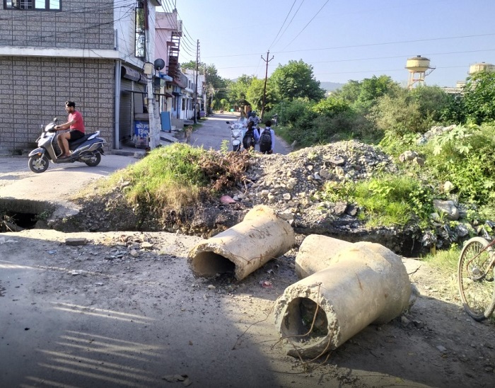 राजधानी में नगर निगम की लापरवाही: सड़क बनाना भूल गया!