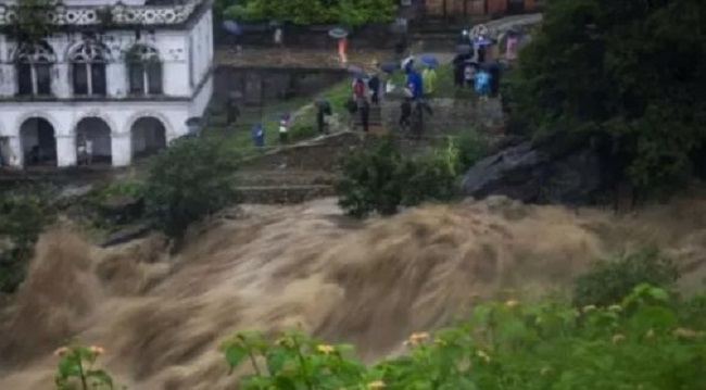 यहाँ भूस्खलन से नदी में गिरीं दो बसें,,तेज बहाव में बह गए इतने यात्री..
