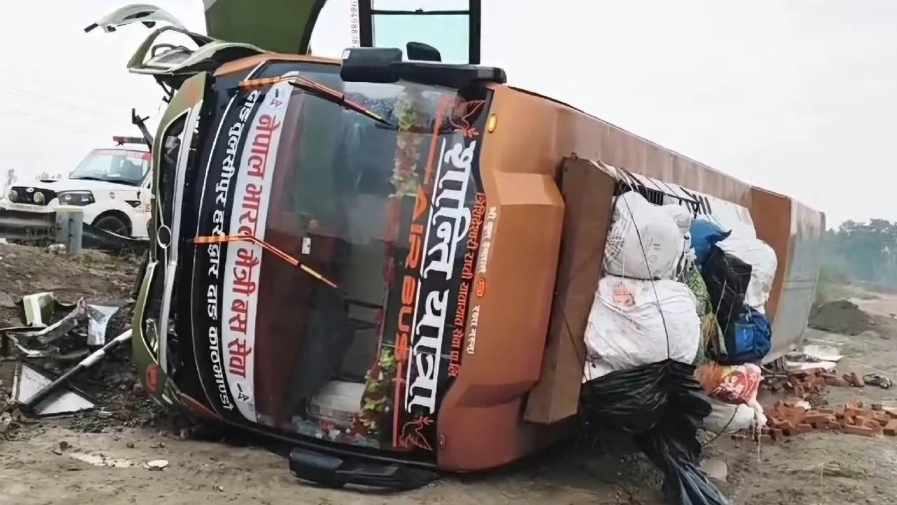 हरिद्वार से नेपाल जा रही मैत्री बस अनियंत्रित होकर खेत में पलटी, 6 यात्री घायल.