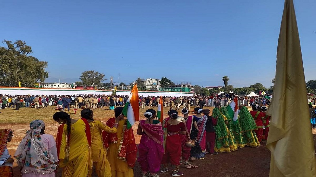 गणतंत्र दिवस के मौके पर देहरादून के परेड ग्राउंड में कार्यक्रम में सुरक्षा में भारी चूक,सुरक्षा घेरा तोड़ मंच तक पहुंचे लोग: