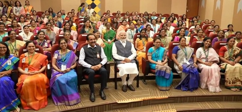 “व्यक्तिगत रूप से इसरो वैज्ञानिकों का अभिनंदन करते हुए, बेंगलुरु में प्रधानमंत्री ने किया जोरदार स्वागत”