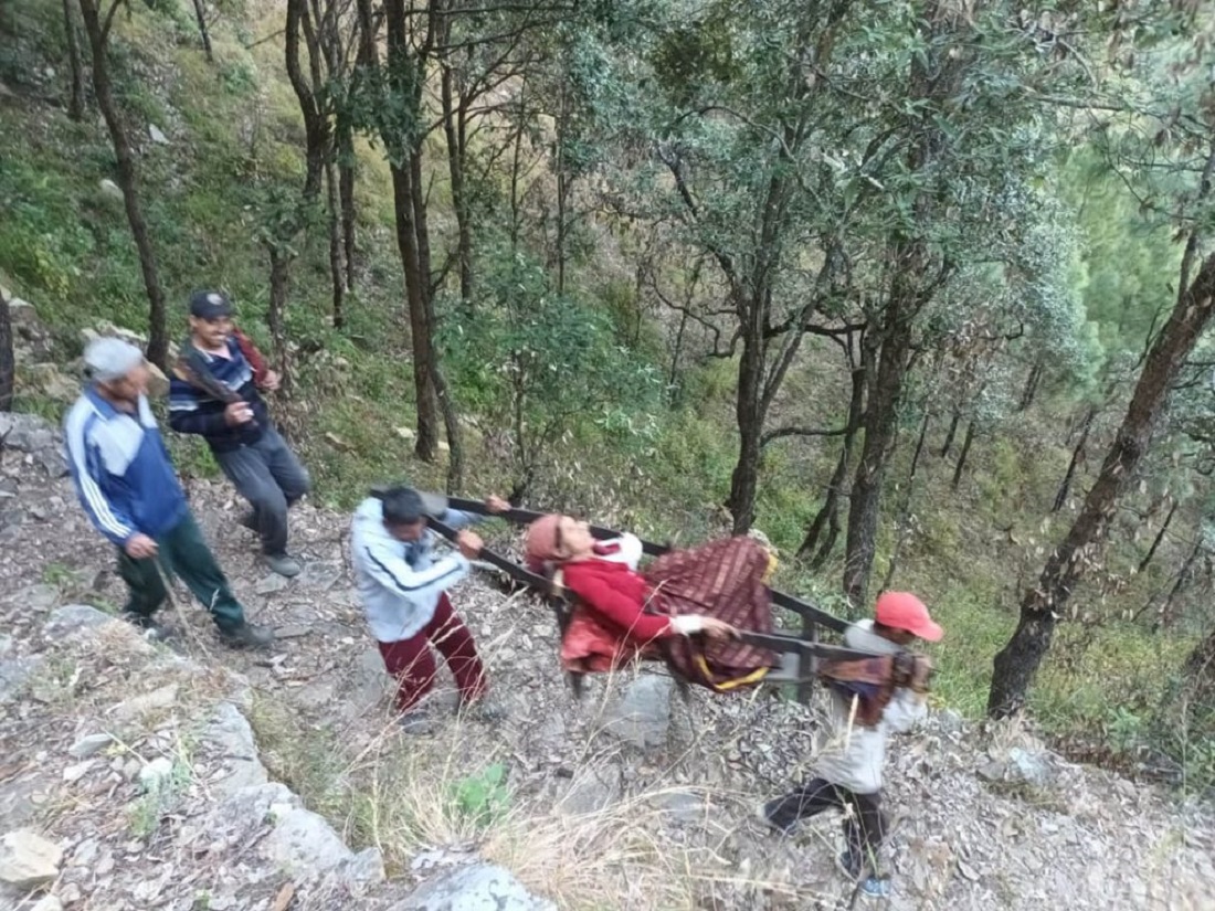 पौड़ी गढ़वाल के चौबट्टाखाल विधानसभा क्षेत्र के बीरोंखाल प्रखंड के पनवल गांव को मुख्य सड़क से जोड़ने वाली सड़क नहीं होने के कारण ग्रामीणों को करना पढ़ रहा परेशानी का सामना:
