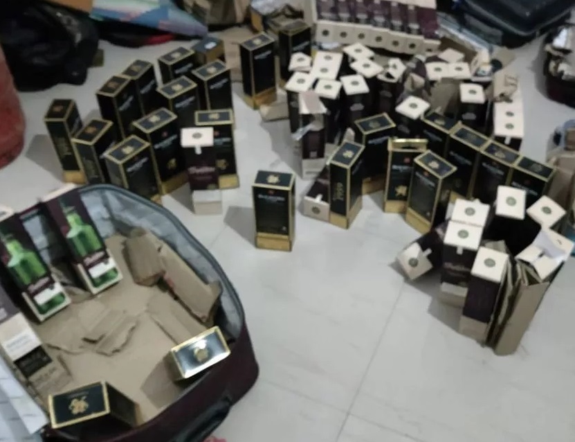 आईपीएल के मैच में सट्टा लगवाते पांच छात्रों को पुलिस ने किया गिरफ्तार, कॉलेजों में छात्रों को बेचते थे शराब, 70 बोतल बरामद: