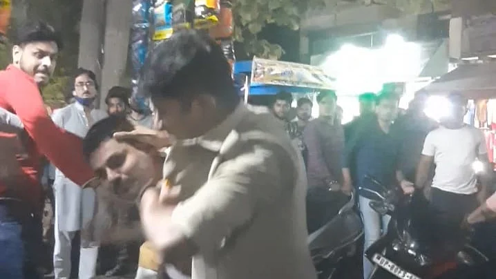 Agra News: बीच बाजार दबंग युवक ने दारोगा और सिपाही से की मारपीट, वीडियो वायरल