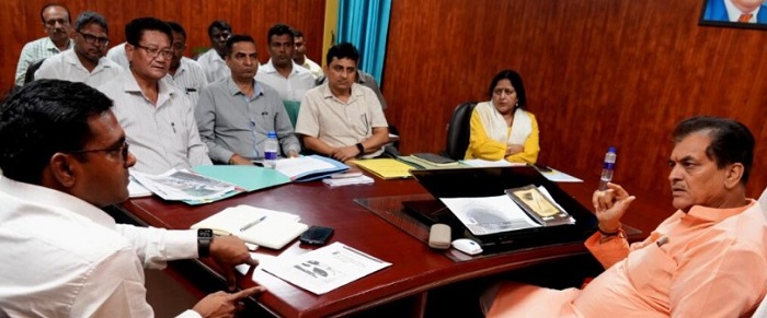 “शहरी विकास व आवास मंत्री डा. प्रेमचंद अग्रवाल द्वारा सड़कों की दुर्दशा पर सख्त रोष”