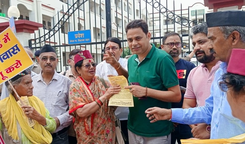 उत्तराखंड में भू कानून और मूल निवास के मुद्दे पर आंदोलनकारियों का विरोध