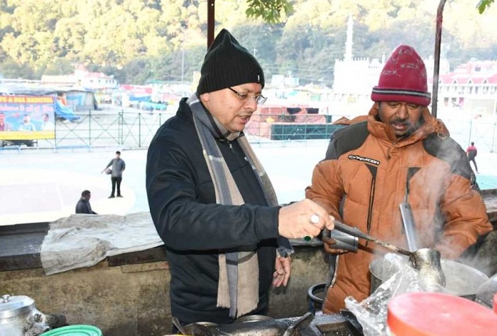 “नैनीताल में सीएम धामी ने बढ़ाया उत्साह, बच्चों के साथ खेला क्रिकेट और मिलाई चाय की मिठास”