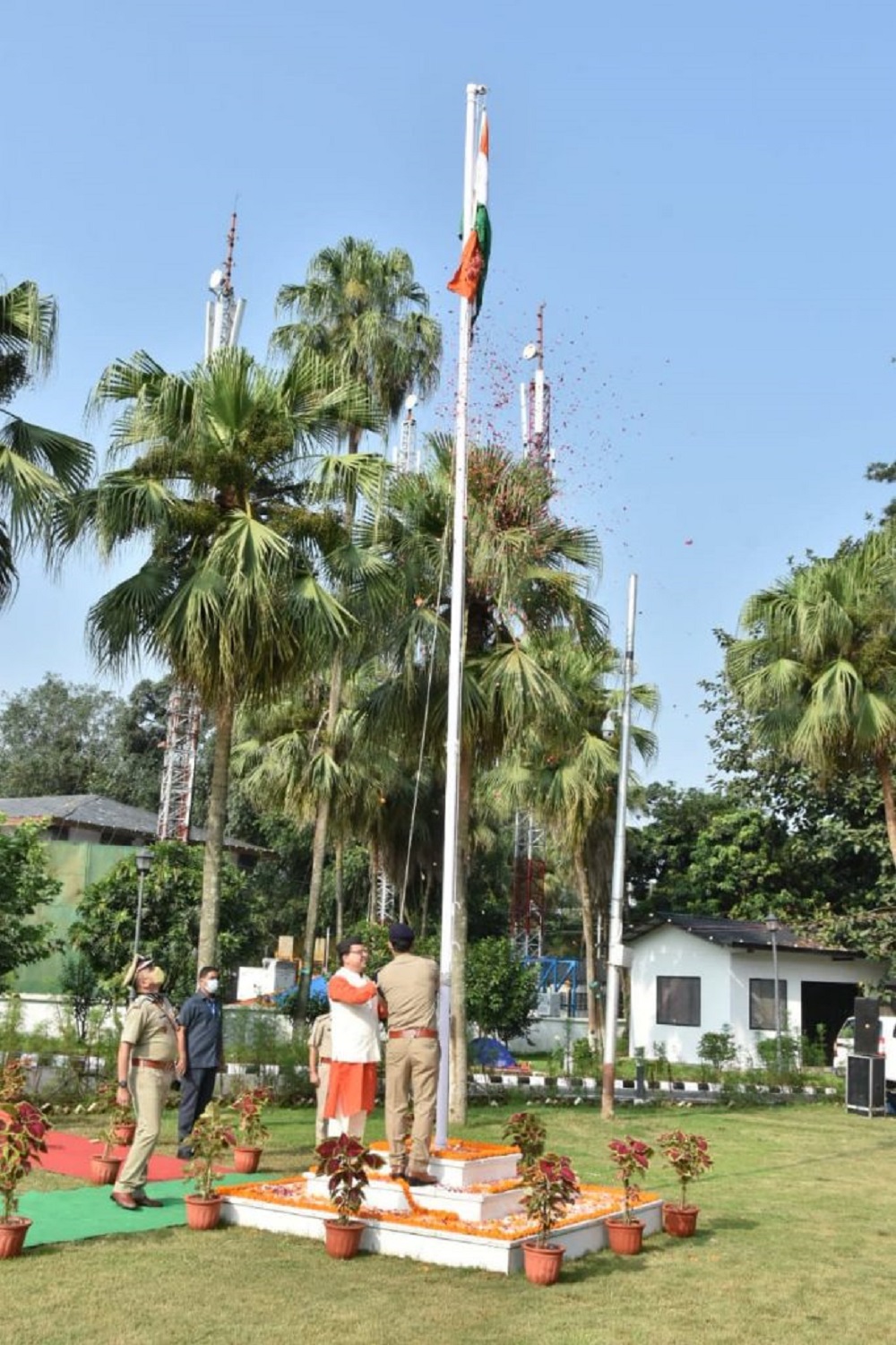 मुख्यमंत्री धामी ने सीएम आवास में किया ध्वजारोहण: