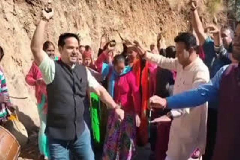 उत्तराखंड के टिहरी गढ़वाल प्रखंड के कीर्तिनगर प्रखंड के टोला गांव के निवासी 75 साल बाद 1.66 करोड़ रुपये की सड़क स्वीकृत होने से बेहद खुश: