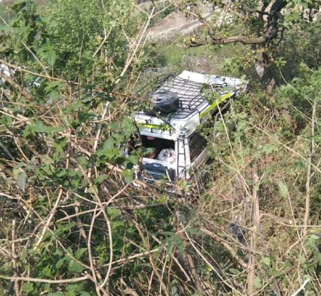उत्तराखंड: ऋषिकेश में कौडियाला के पास एक बोलेरो गिरि खाई में, नेपाली मजदूर की मौके पर मौत.