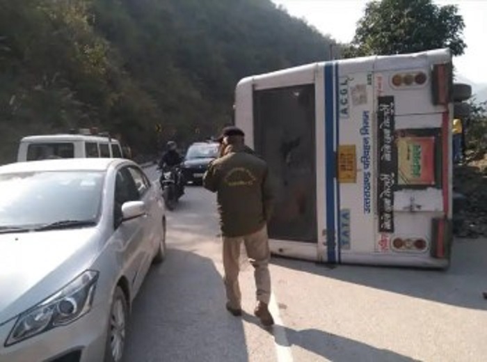 अनियंत्रित होकर सड़क पर पलटी यात्रियों से भरी बस,,,,,मची चीख पुकार...