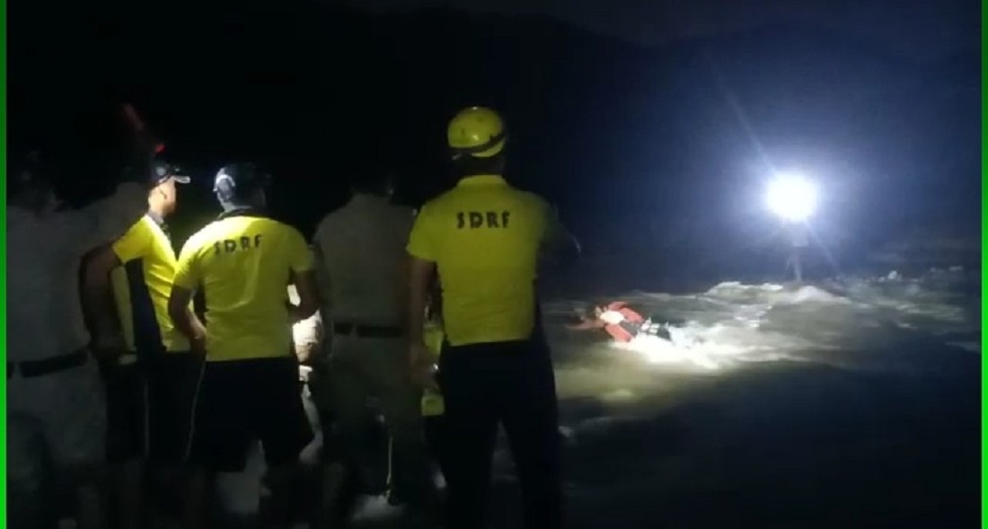 उत्तराखंड: देहरादून के मालदेवता क्षेत्र में नदी का जलस्तर बढ़ने से फंसे 05 युवक, SDRF की तत्परता से बची जान.