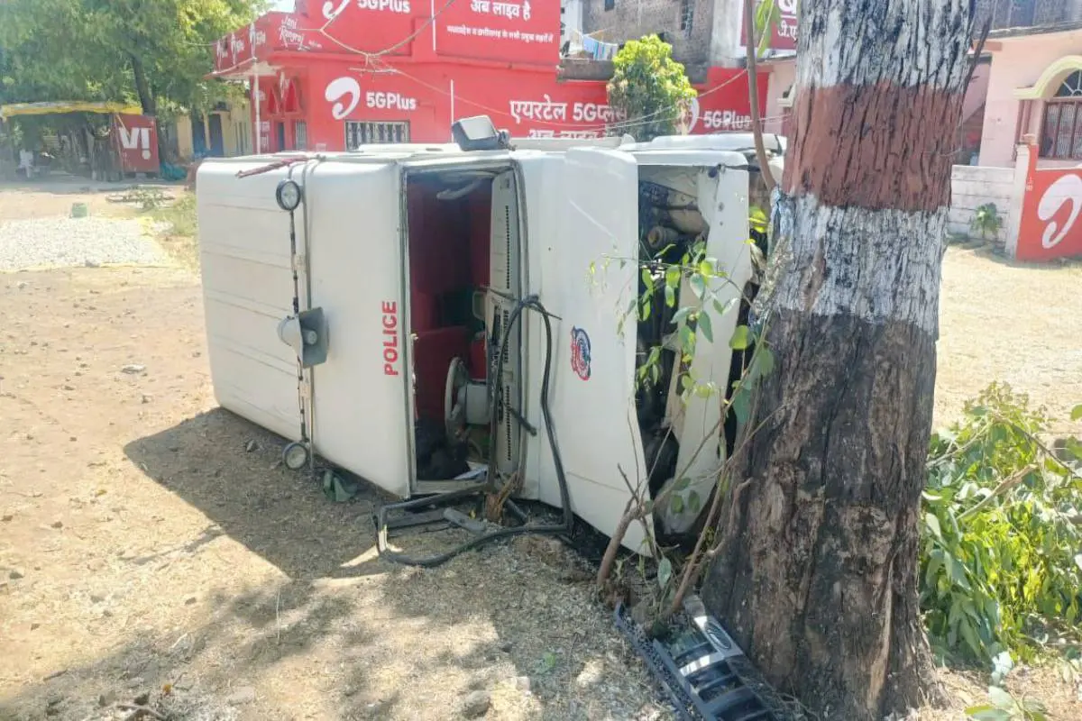 केन्द्रीय मंत्री शिवराज सिंह चौहान के काफिले की गाड़ी पलटी, तीन जवान घायल