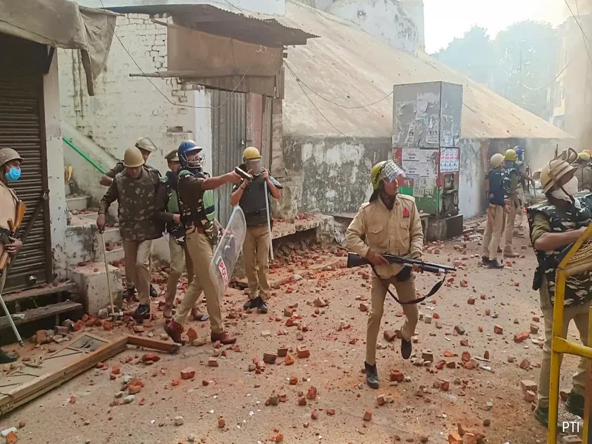 संभल में इंटरनेट भी बंद, जामा मस्जिद सर्वे के दौरान पथराव 4 की मौत, 24 पुलिसकर्मी घायल