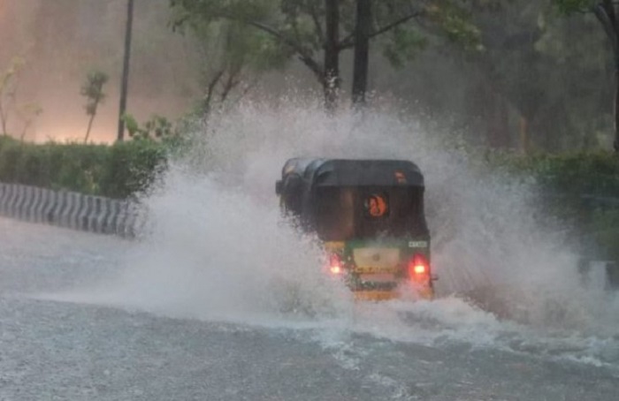 भारी बारिश ने इन जिलों में मचाया कोहराम,,जानें अपने जनपद में मौसम का हाल