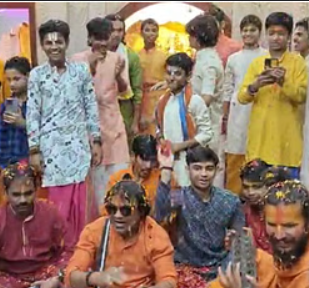 काशी में रंगभरी एकादशी से शुरू हुई होली, संतों ने खेली फूलों की होली