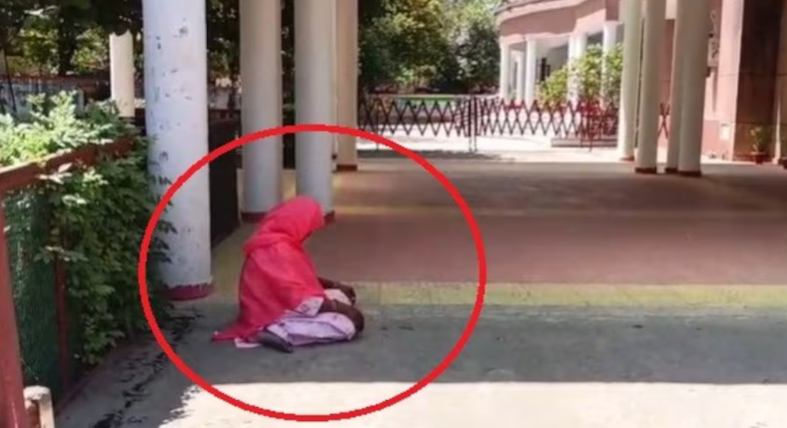डीएम ऑफिस के बाहर महिला ने पढ़ी नमाज