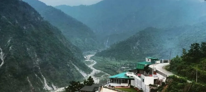 उत्तराखंड में फिर बदला मौसम: बदरीनाथ-केदारनाथ की चोटियों पर बर्फबारी, मैदानी इलाकों में बारिश और ओलावृष्टि से फसलों को नुकसान