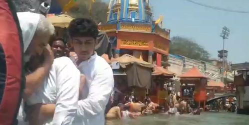 गंगा में विसर्जित हुईं शहीद लेफ्टिनेंट विनय नरवाल की अस्थियां, हर की पैड़ी पर फूट-फूट कर रो पड़े पिता