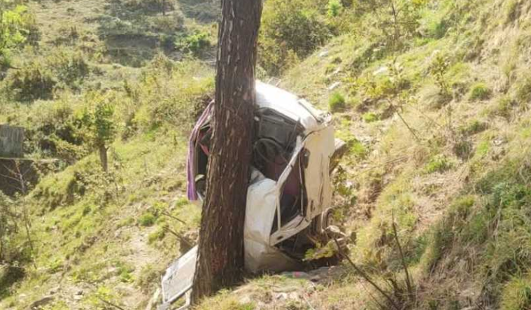 पौड़ी गढ़वाल में स्कूली बच्चों से भरी वैन खाई में गिरी, कई घायल
