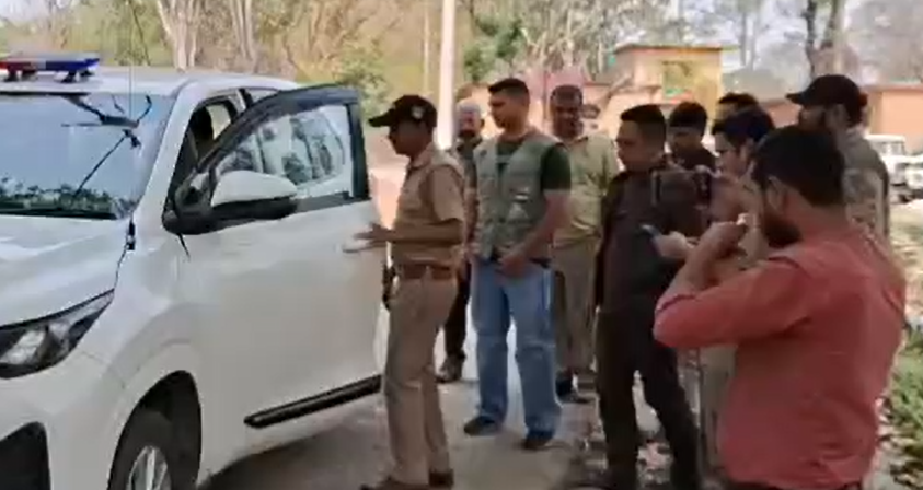 हरिद्वार में तेज़ रफ्तार का कहर: नेशनल हाईवे पर टेंपो की खड़े ट्रक से भीषण टक्कर, चालक गंभीर घायल
