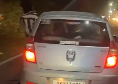 हरिद्वार की सड़कों पर बेखौफ स्टंटबाज़ी, कार से झांकते और झूमते दिखे युवक, पुलिस पर फिर उठे सवाल