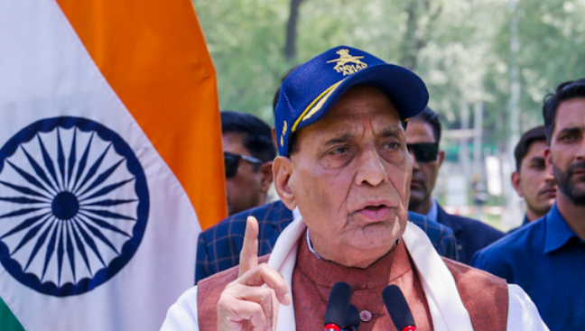 आईएमएफ से रक्षा मंत्री राजनाथ सिंह की अपील: “पाकिस्तान को दी जा रही मदद, आतंकवाद के वित्तपोषण से कम नहीं”