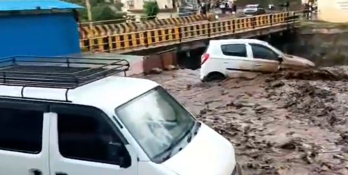 Breaking News: पीपलकोटी में बादल फटने से भारी तबाही, कई वाहन मलबे में दबे