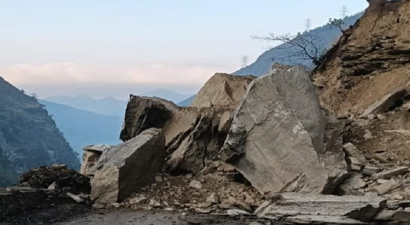 भूस्खलन से थमी आदि कैलाश यात्रा, सैकड़ों यात्री रास्ते में फंसे