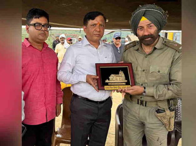 देहरादून में चल रही ‘बॉर्डर-2’ की शूटिंग, सनी देओल से मिले उत्तराखंड फिल्म विकास परिषद के सीईओ