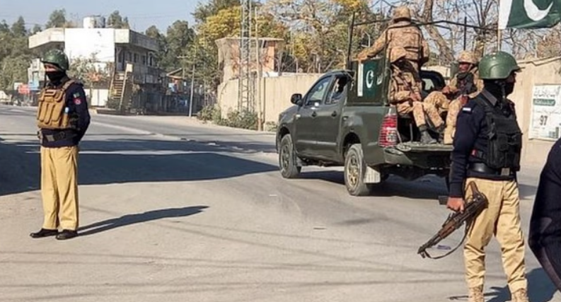 भारत के खिलाफ ज़हर उगलता पाकिस्तानी सेना का अधिकारी, आतंकी हाफिज सईद की भाषा