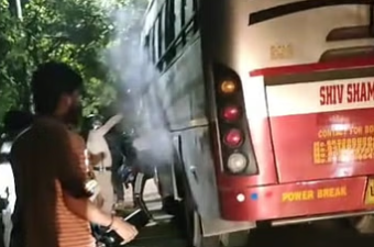 ऋषिकेश में तीर्थयात्रियों की बस में लगी आग, यातायात पुलिस की सूझबूझ से बची 42 लोगों की जान