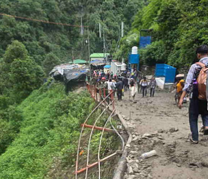 केदारनाथ यात्रा मार्ग पर भीषण हादसा: भूस्खलन में दो की मौत, तीन घायल