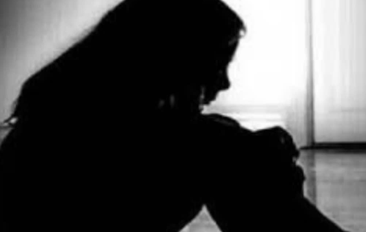 अलीगढ़: नाबालिग से दुष्कर्म का प्रयास, विरोध करने पर पीड़िता की मां से मारपीट, चौकी इंचार्ज पर भी बदसलूकी का आरोप