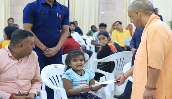 UP: “स्कूल जाना चाहती हूं..”: सीएम योगी से बोली नन्हीं बच्ची, मुख्यमंत्री ने तुरंत दिए दाखिले के निर्देश