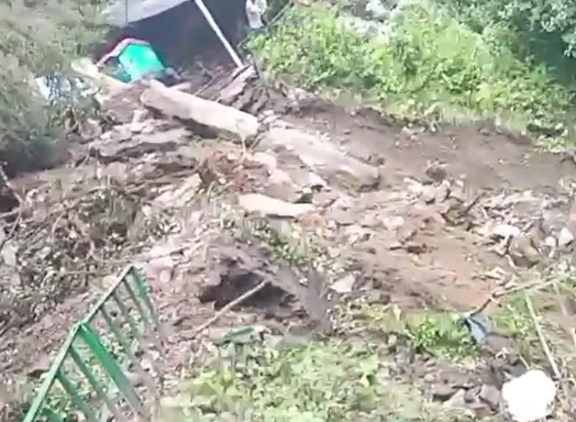 यमुनोत्री पैदल मार्ग पर बड़ा हादसा: नौ कैंची के पास भूस्खलन, 2–3 यात्री दबने की आशंका, राहत कार्य जारी