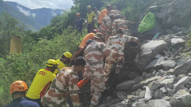 रुद्रप्रयाग में भीषण सड़क हादसा: टेंपो-ट्रेवलर अलकनंदा में गिरा, 11 लापता, 8 को बचाया गया