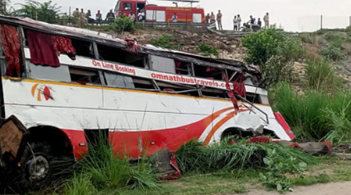 आगरा-लखनऊ एक्सप्रेसवे पर भीषण हादसा: डबल डेकर बस खाई में गिरी, दो की मौत, 50 घायल