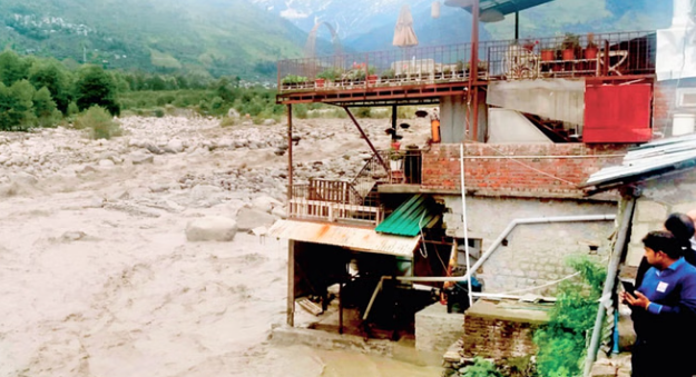 कुल्लू बादल फटने की त्रासदी: सैंज घाटी में तबाही, सात पुल और चार मकान बह गए, तीन लोगों की मौत