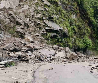 केदारनाथ यात्रा बाधित: लगातार भूस्खलन से मार्ग अवरुद्ध, यात्रियों को सोनप्रयाग-गौरीकुंड में रोका गया