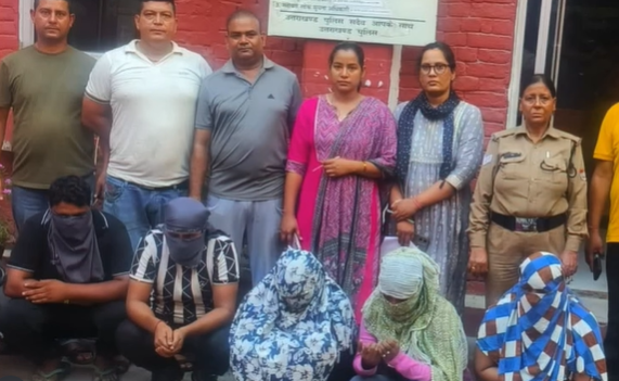 देह व्यापार का भंडाफोड़: पुलिस ने होटल से तीन महिलाएं और दो पुरुष पकड़े, संचालक फरार