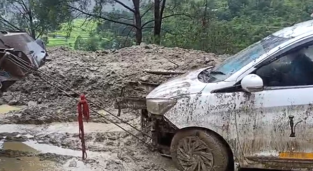 चमोली: तेज बारिश से हाहाकार, बदरीनाथ हाईवे बाधित, पशुओं की मौत
