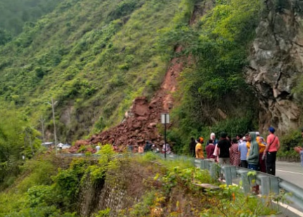 चमोली: बदरीनाथ हाईवे पर पहाड़ी से गिरा भारी मलबा, बाल-बाल बचे लोग
