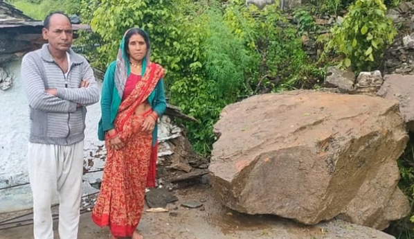 चमोली : मकान की छत पर गिरी चट्टान, परिवार ने भागकर बचाई जान