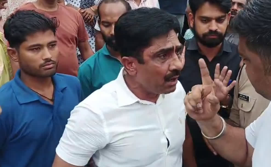 ऋषिकेश में सड़क निर्माण को लेकर मेयर और कांग्रेस नेता के बीच तीखी नोकझोंक, हंगामा बढ़ा तो पुलिस को बुलाना पड़ा